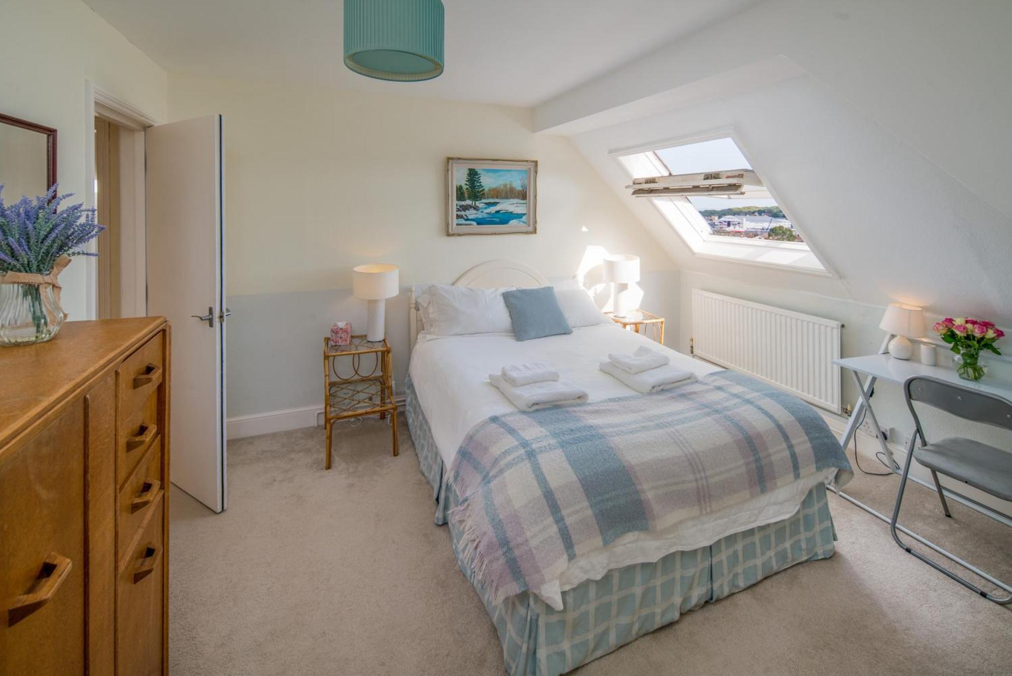 Apartment 3 Bed Apartment On Festival Bus Route With Parking And Ferry Voucher *